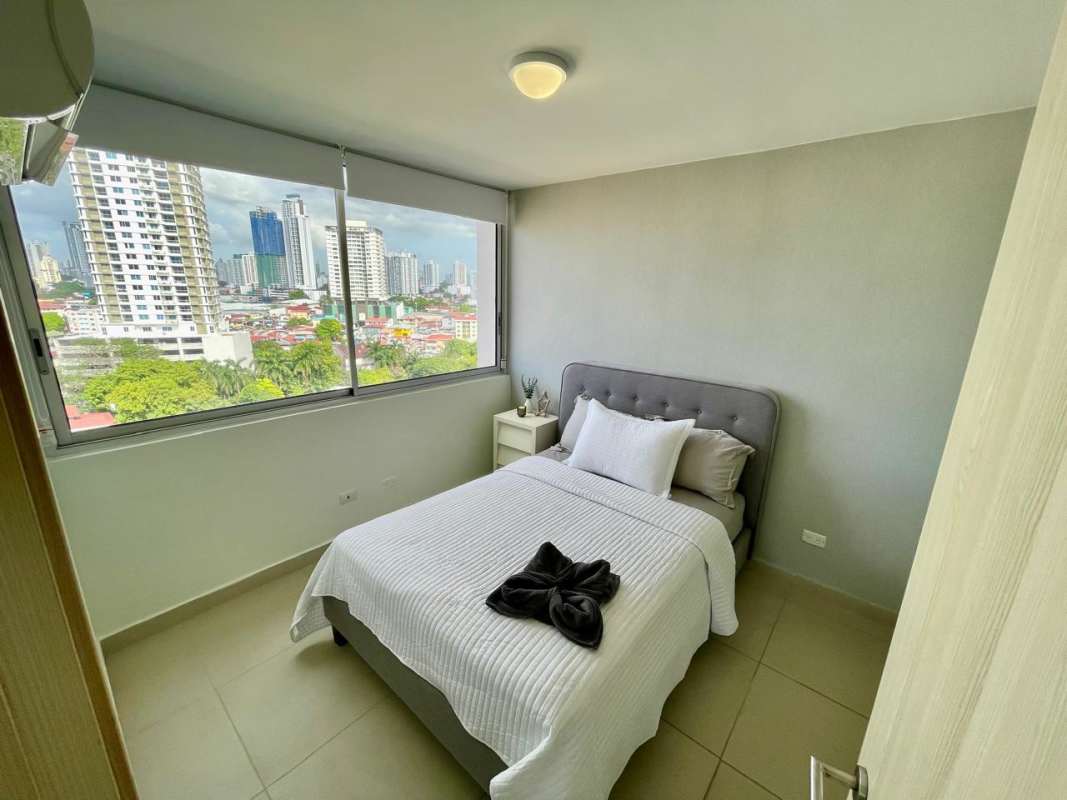 Bright bedroom with built-in closet and large windows at PH Scala El Carmen Panama
