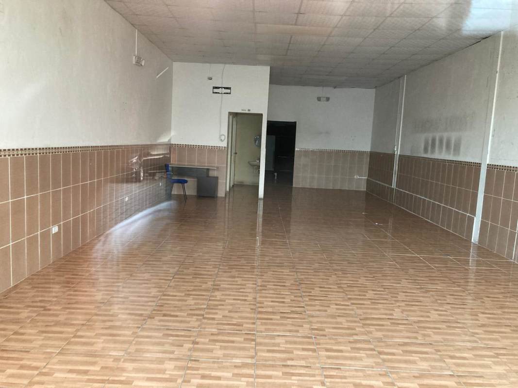 Empty finished interior with tiled walls and floor suitable for retail or dining in Plaza Santafé Panama