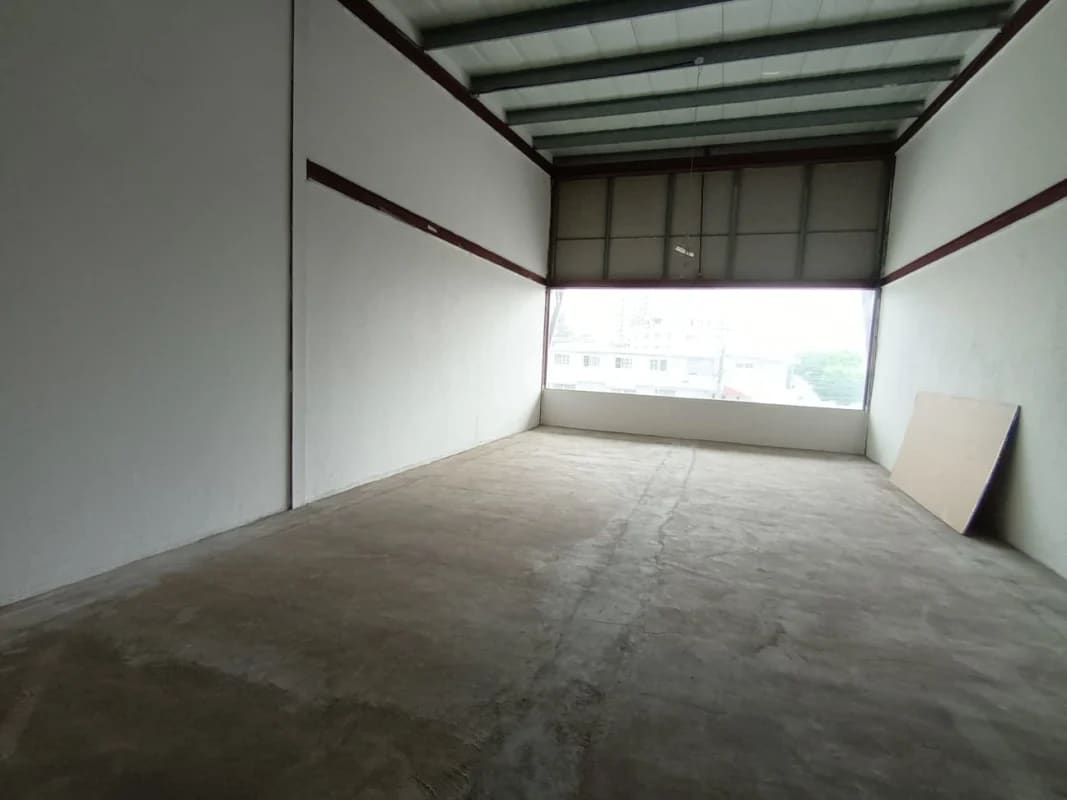 Large open retail or restaurant space with high ceilings and ceramic floors in Plaza Santafé Panama City