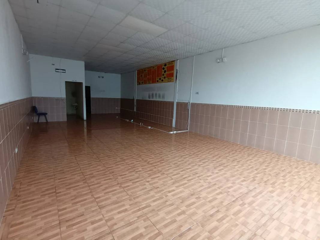 Commercial shop interior with ceramic tiles and simple furnishings for lease Plaza Santafé Panama