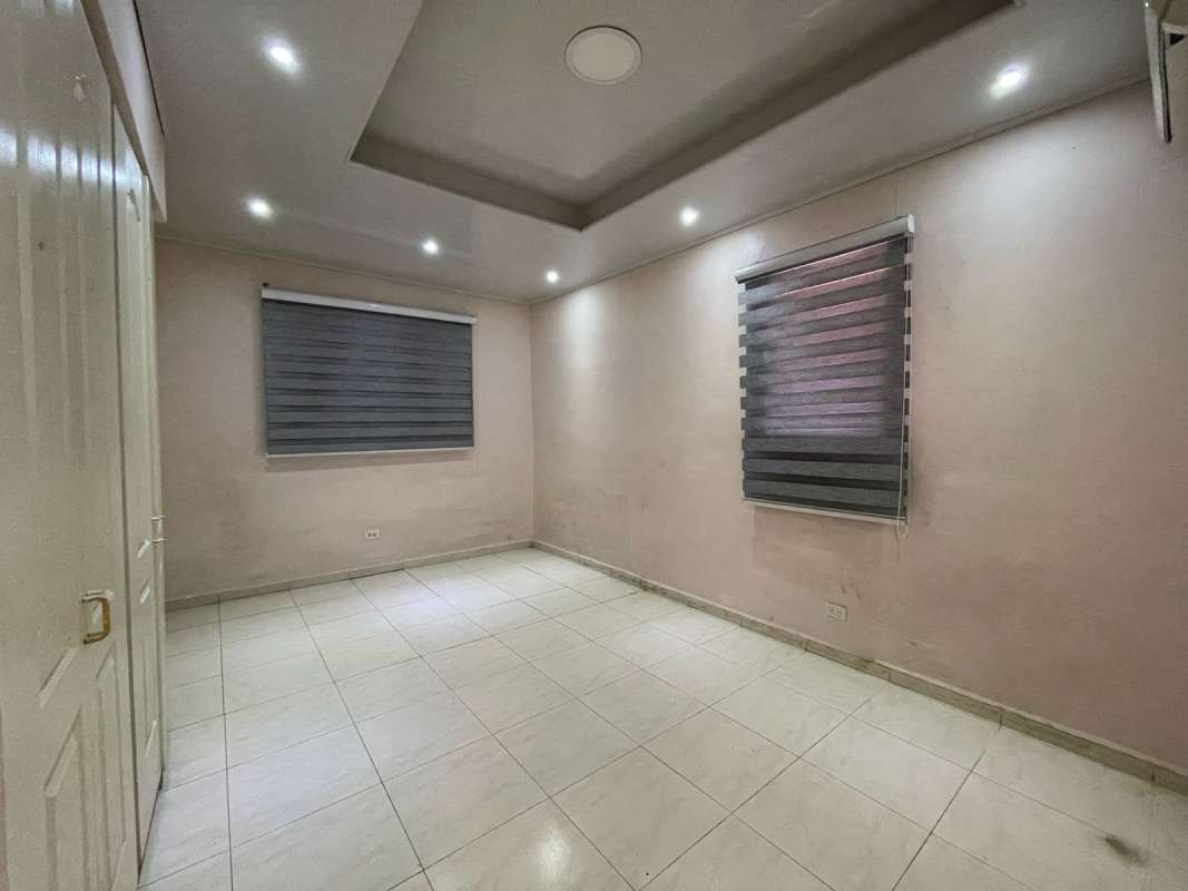 Bedroom with tiled flooring, built-in closet, AC, ceiling fan rental house Dorasol San Antonio