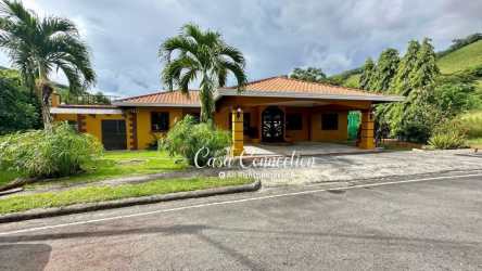 Large covered terrace overlooking backyard country house rental David Panama