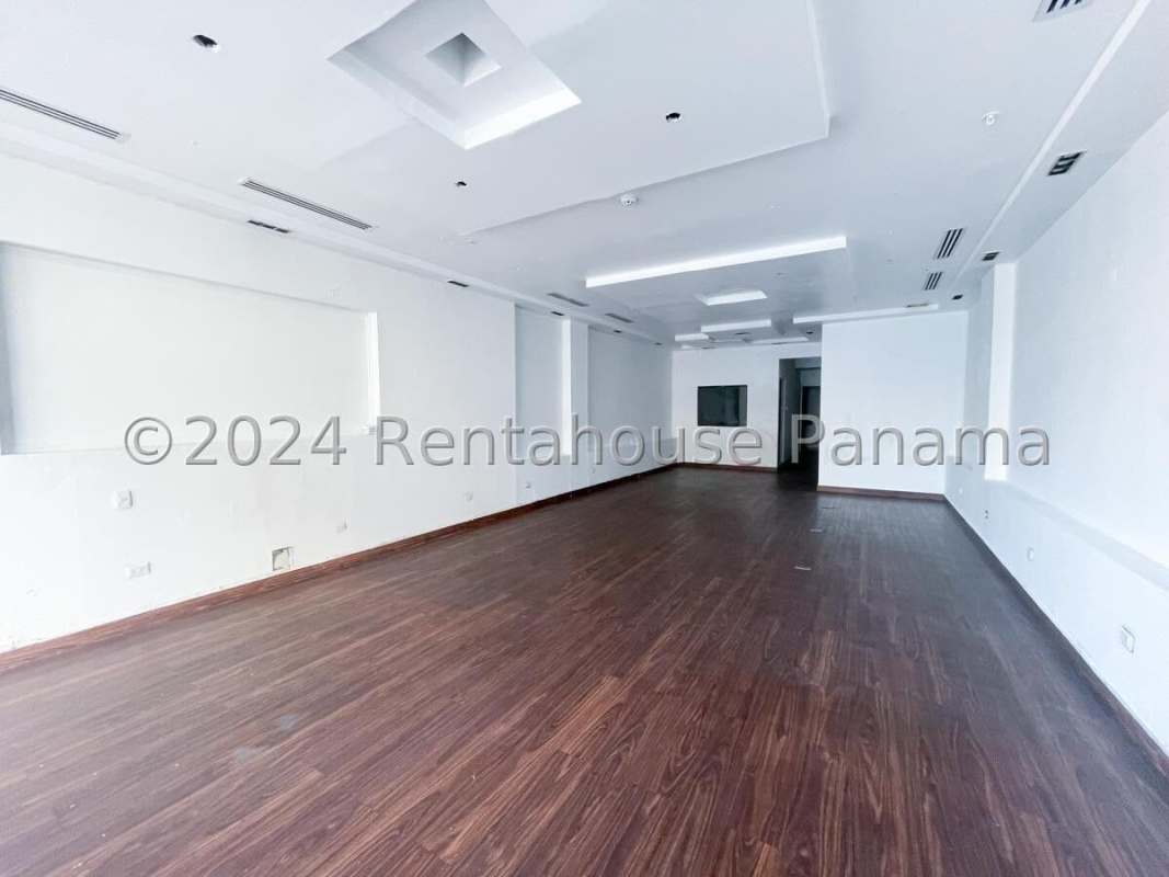 Large open-plan commercial unit with laminate flooring and recessed lights for rent in 12 de Octubre Panama City
