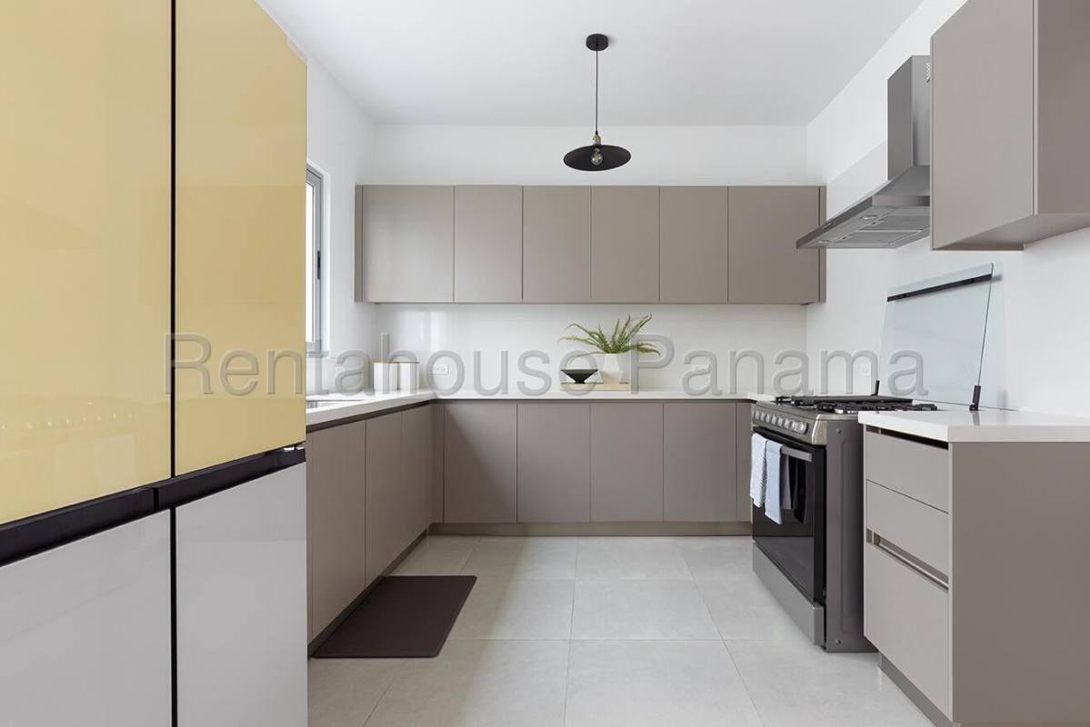 Spacious master bedroom with large window and walk-in closet in Altos del Parque