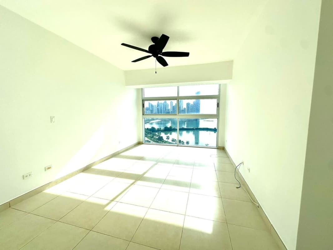 Oceanfront 2BR Apartment with Balcony in PH White, Avenida Balboa