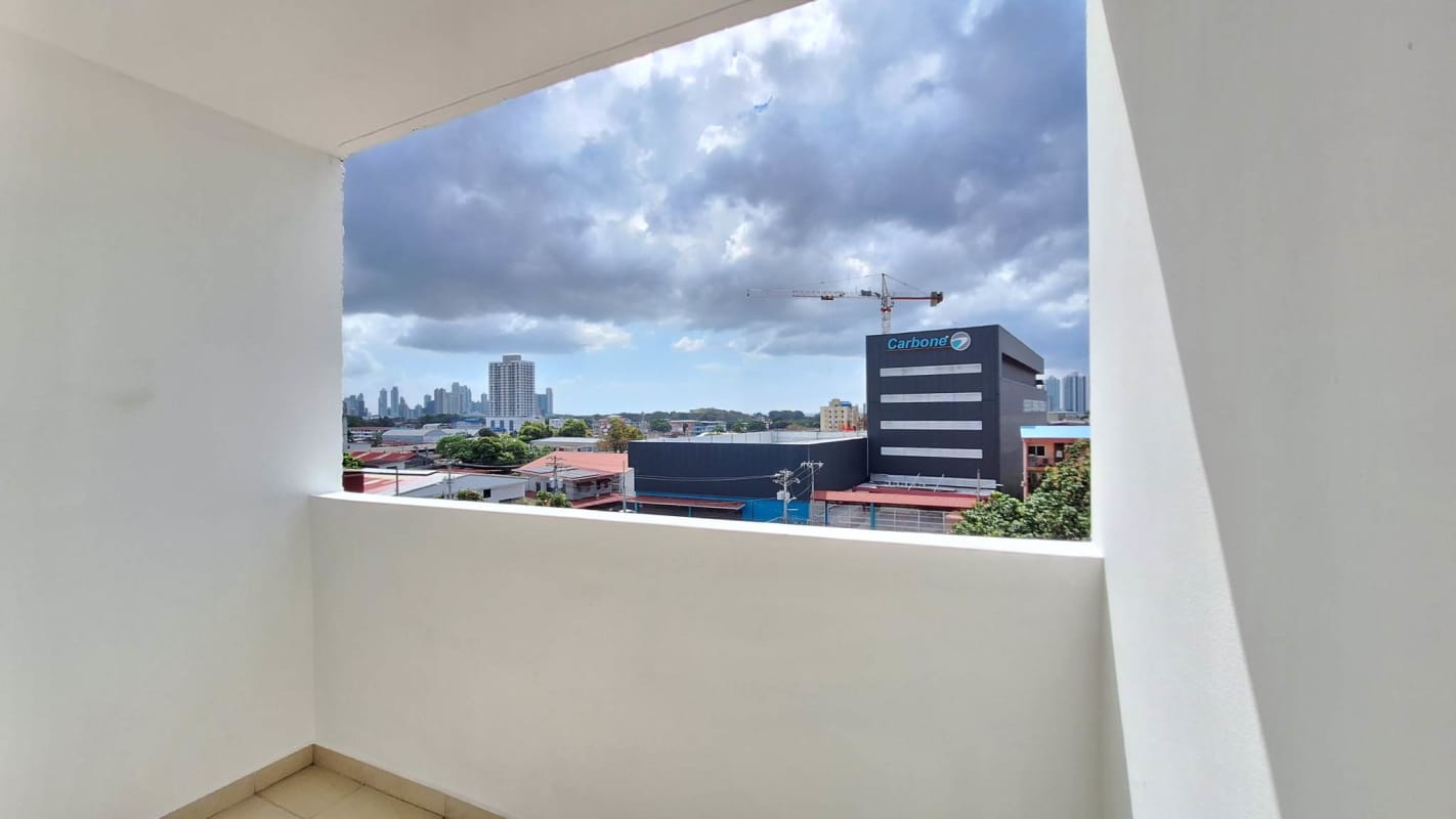 Bedroom with large window, ceiling fan, built-in closet in PH Bella Luna Panama City
