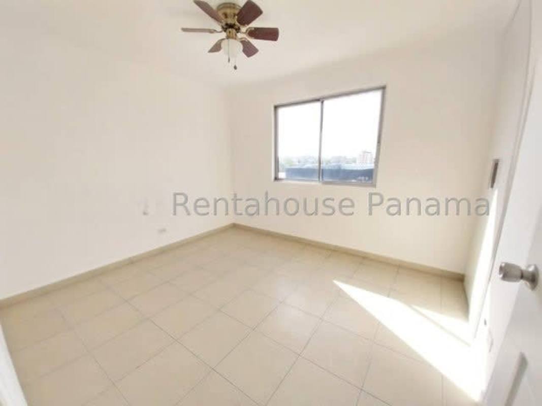 Gated entrance of PH Bella Luna with elevator access and security guardhouse in Panama City