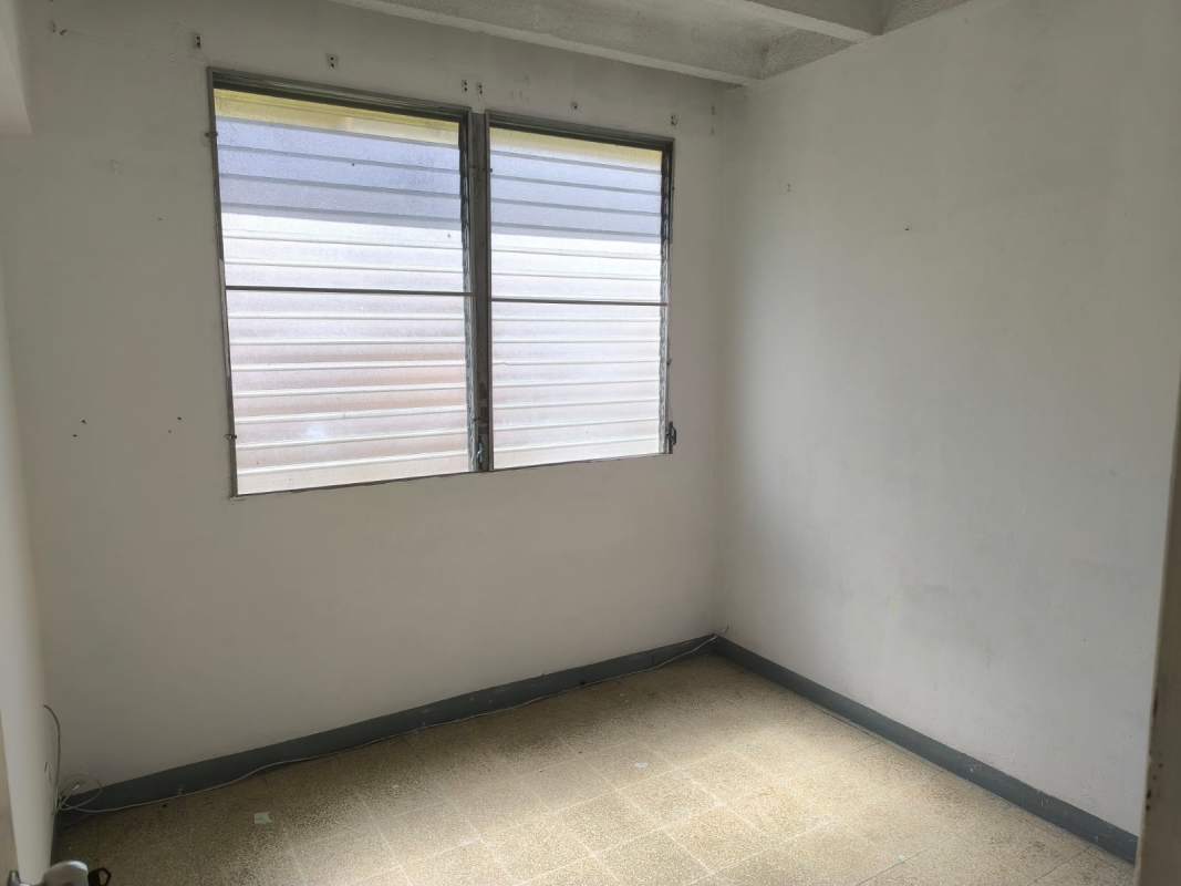 Bedroom with ample natural light from window in Jardín Olímpico Edificio D Panama