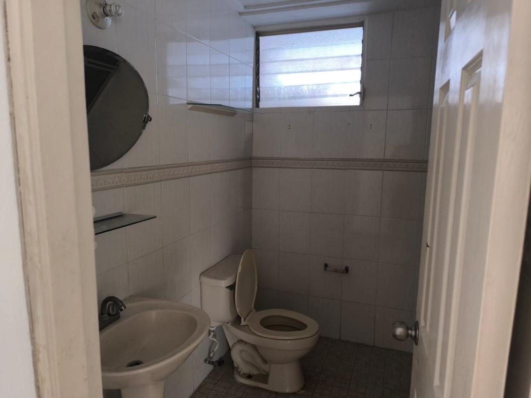 Simple bathroom with frosted window, pedestal sink and toilet in Jardín Olímpico Panama