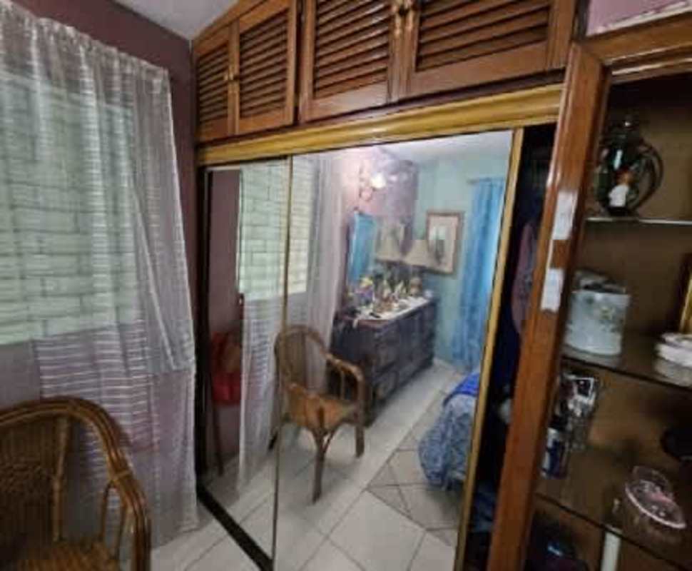 Traditional dining area with wood table, chandelier, and teal walls in Parque Lefevre house