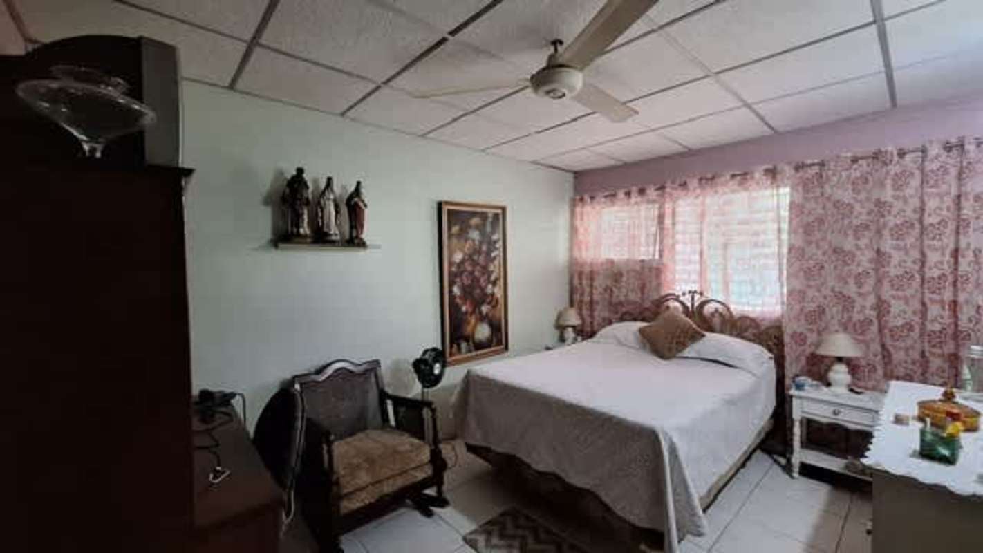 Bedroom in Chanis Panama with closet, ceramic floors, large window and fan