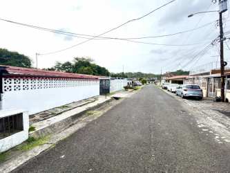 Quiet residential street with houses and electric poles in Bello Amor Arraiján
