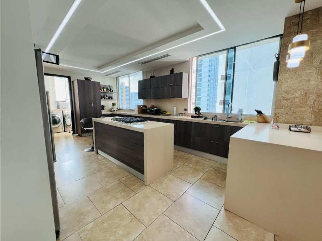 Wraparound balcony with glass railings, panoramic ocean skyline views in PH Premier Loft Panama City