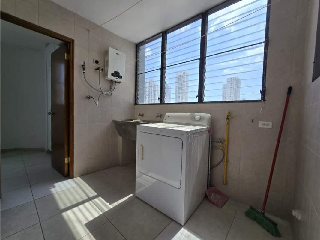Laundry area with large windows, utility sink, water heater PH Lexus Tower San Francisco Panama