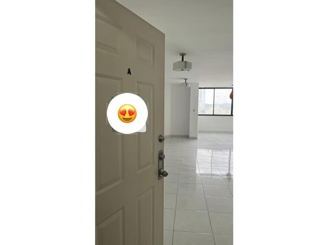 Spacious living room with ceramic tile floor, large windows and cityscape views in PH Torre Cosmo Obarrio Panama