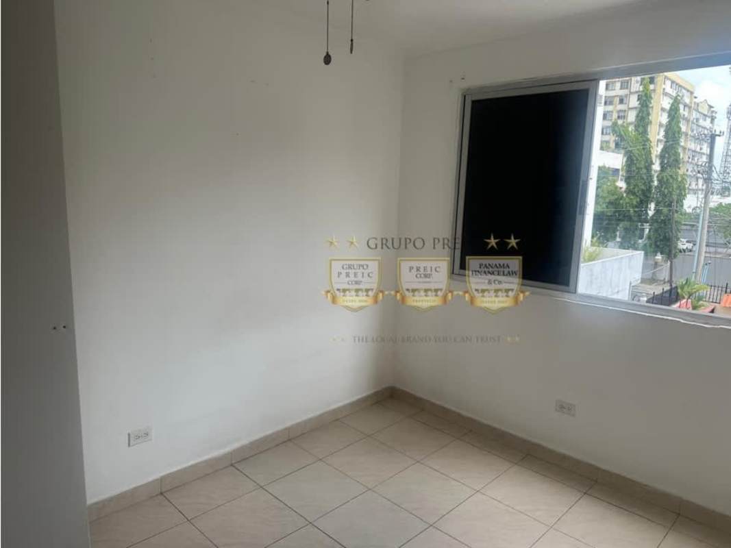 Bedroom with city view and tile floor in PH Parque Lindo Carrasquilla Panama