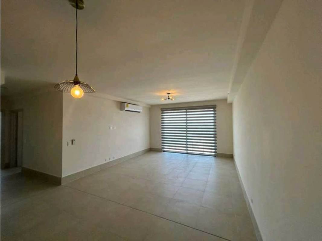 Contemporary kitchen with quartz countertops and built-in appliances in PH Promenade Santa Maria