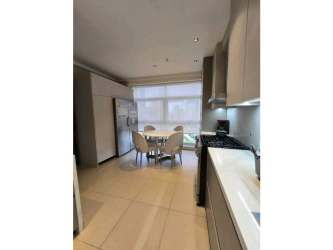 Kitchen with dining table, window blinds, built-in appliances PH Q Tower Panama