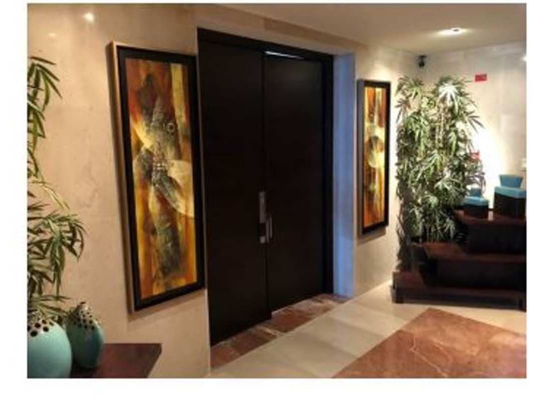 Elegant lounge area with marble floor, accent lighting in PH Torre Zeus Panama City