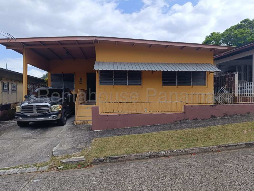 Spacious 3BR 420m2 House with Large Garden in Betania