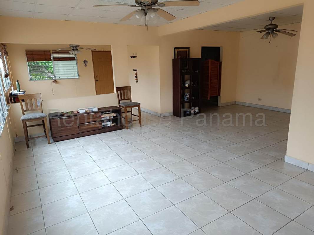Living room with ceiling fan and ceramic floor tiles in Betania residential house Panama