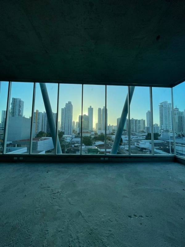 Open plan commercial office shell with panoramic city views in Office77 Tower San Francisco