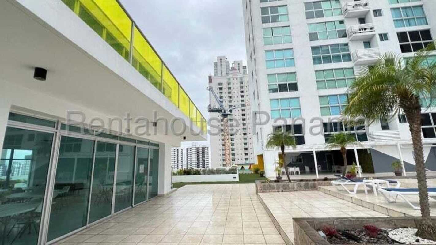 Rooftop pool with lounge area, panoramic city and ocean view PH Moon Tower Panama City