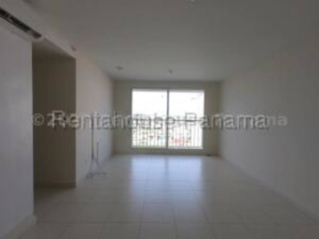 Second bedroom with split AC, tiled floor, closet in Torres de Versalles II Panama
