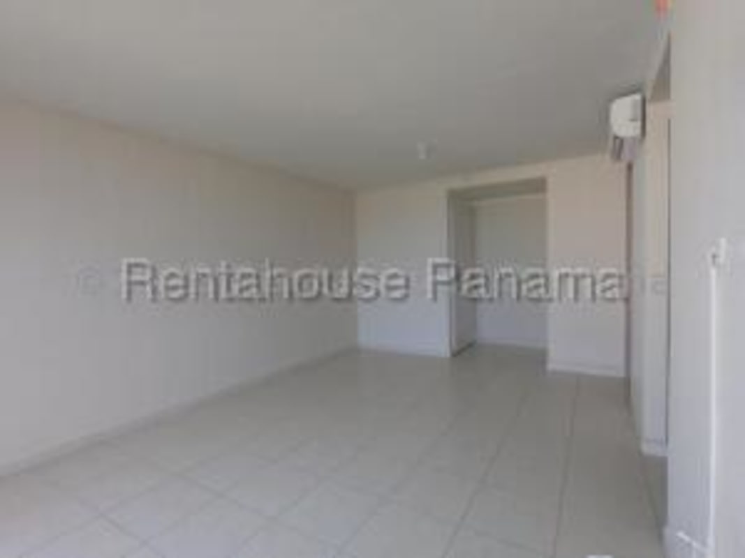 Master bedroom featuring built-in closet and split air conditioning in Juan Díaz apartment