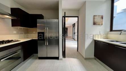 Swimming pool and clubhouse amenities in PH Nativa Panama Pacifico