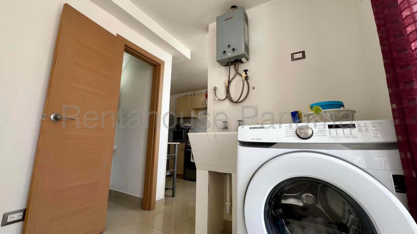 Modern bathroom with vanity and walk-in shower in PH Rokas Condado del Rey Panama