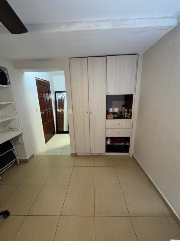 Ensuite bathroom with shower glass door mirror vanity Villa Cáceres Panama