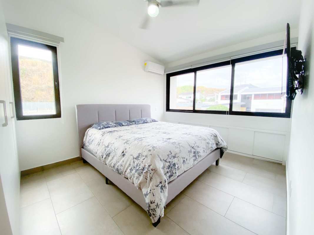 Modern kitchen with ample light in spacious family home for sale in Condado del Rey