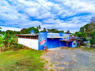 Multiuse industrial warehouse with large entrance gates for trucks, available for rent in Puerto Armuelles Panama
