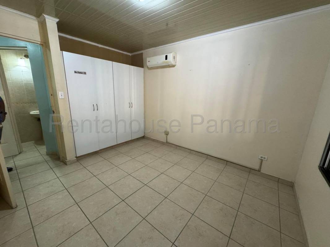 Bedroom with ceramic floor, AC, built-in wardrobe in Panama City house