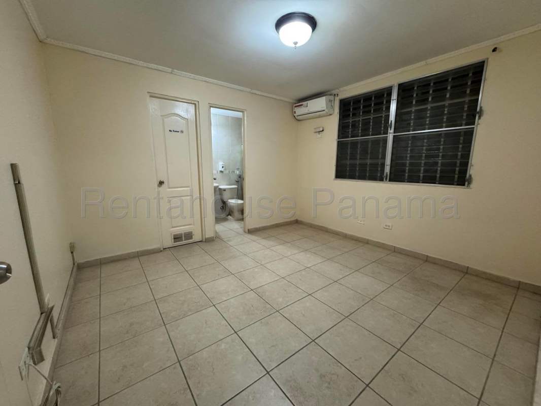 Bedroom with built-in closet, AC, tiled floors, ensuite bathroom in Panama house