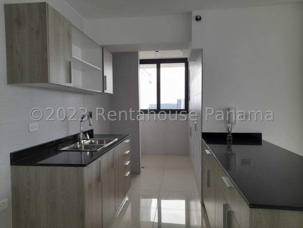 Bedroom featuring city views, built-in closet and AC in PH El Carmen Panama