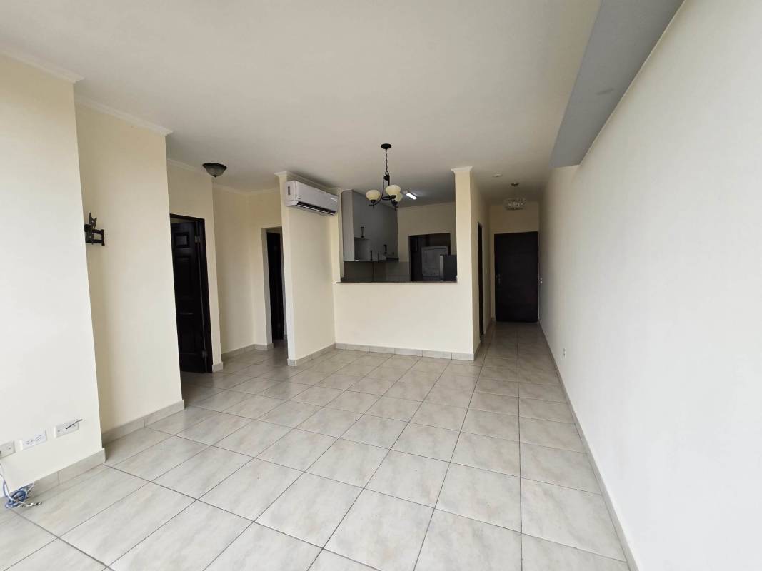 Bedroom with split AC, built-in closet, bright window in PH Camino Real Betania Panama