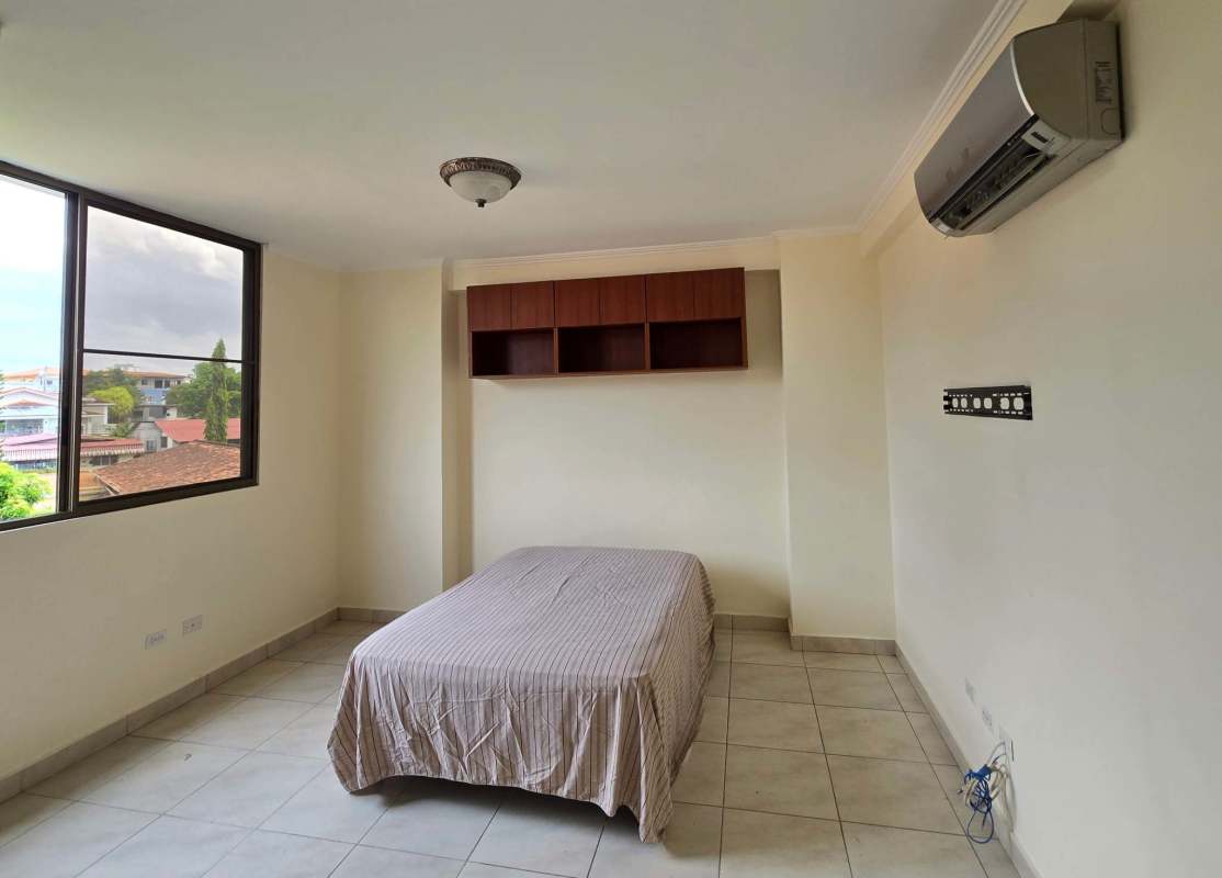 Second bedroom with tile floors closet AC PH Camino Real Betania Panama
