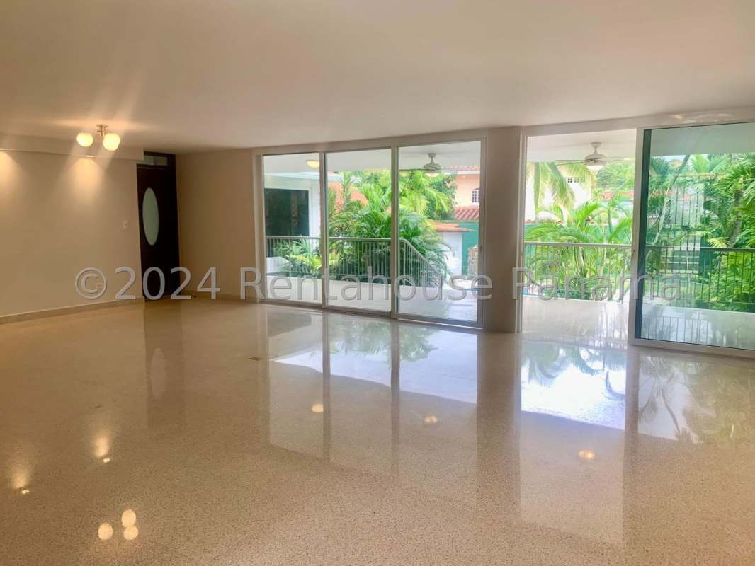 Luxury 4BR House with Pool & Garden in Altos del Golf