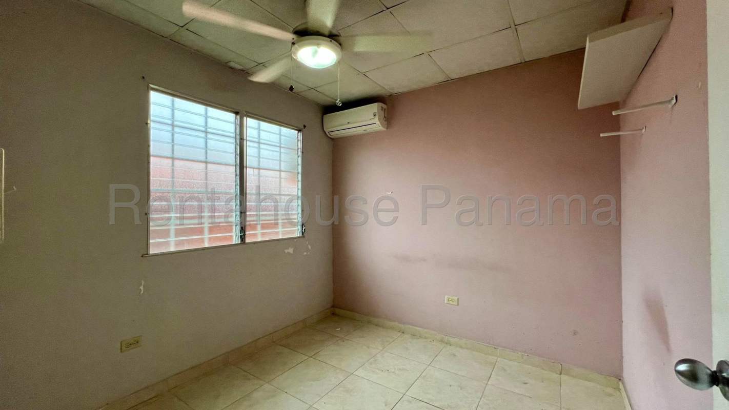 Bedroom in house for sale PH Colinas del Lago with closet, window, tiled floors Las Cumbres Panama
