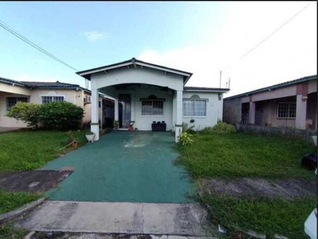 Bright living and dining area with tile floors in Don Bosco house for sale Panama