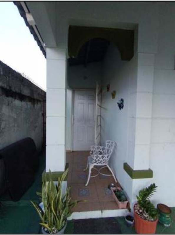 House kitchen with wooden cabinets and gas stove in Don Bosco Panama
