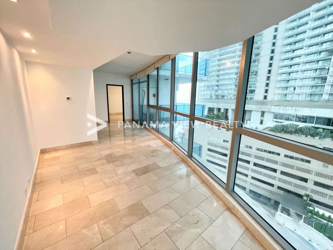 Oceanfront swimming pool and lounge area Grand Tower Panama