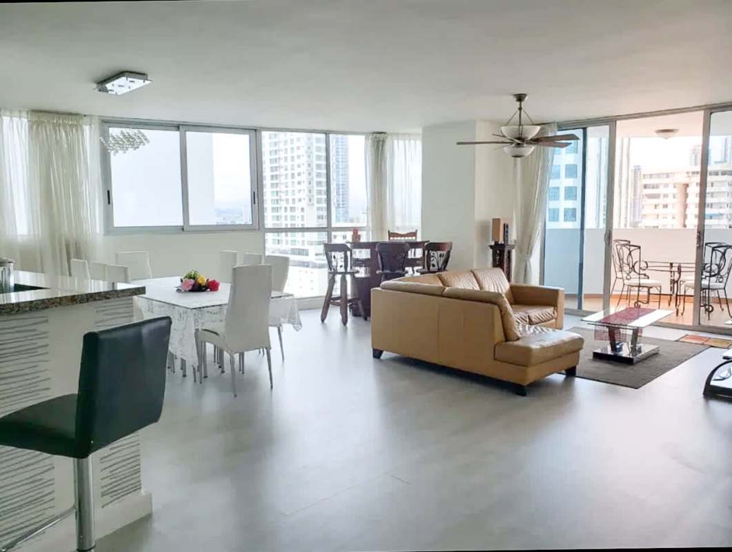 Main bedroom with closet, split AC, bright windows PH San Francisco Joy Panama City