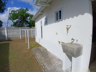 Kitchen with granite counter, gas stove in house for sale Nuevo Arraiján Panama