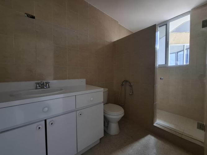 Luxury bathroom with double sink vanity, marble finishes and large mirrors in PH Deluxe Residences Panama City