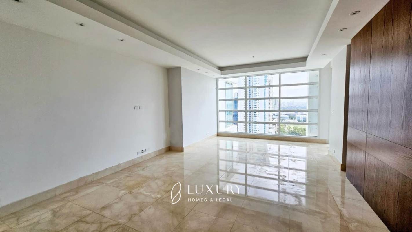 Living room with marble floors, floor-to-ceiling glass doors and balcony with city and ocean view in PH Aria Panama