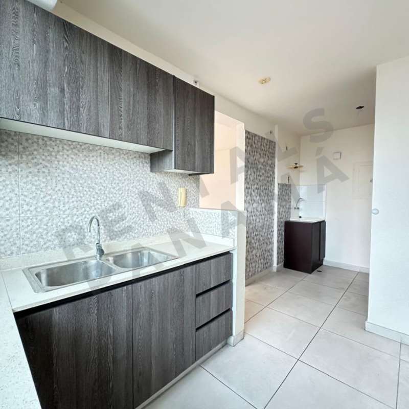 Rooftop pool overlooking Panama City skyline at Vista Horizonte Condominium