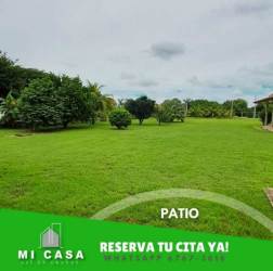 Rustic traditional kitchen with wood cabinets, large island, bar stools, granite peninsula in Penonomé rental